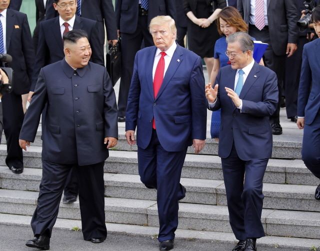 대북문제도 정치권이 주목하는 이슈 중 하나다. 1기 집권 당시 김정은 북한 국무위원장과 세 차례 만났던 트럼프 전 대통령은 또다시 과감한 방식으로 북한과의 외교에 나설 가능성이 있다. /뉴시스