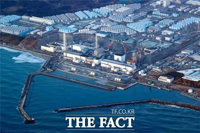 국제원자력기구(IAEA)가 일본 도쿄전력의 후쿠시마 원전 오염수 해양방류가 국제 안전기준에 부합한다는 보고서를 발표하자 환경단체 등 시민사회 곳곳에서 우려의 목소리가 나오고 있다. 사진은 일본 후쿠시마 제1원자력발전소 전경. / 뉴시스