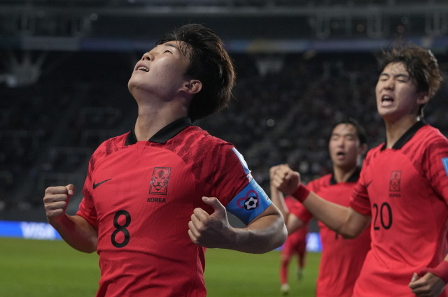 U20 축구 국가대표팀이 월드컵 4강에서 아쉽게 패한 데 대해 윤석열 대통령은 투혼이 국민에 희망과 용기를 줬다고 격려했다. 8일(현지시각) 아르헨티나 라 플라타의 디에고 마라도나 스타디움에서 열린 2023 국제축구연맹(FIFA) 20세 이하(U20) 월드컵 4강 이탈리아와의 경기 전반 23분 PK로 동점 골을 넣고 동료들과 기뻐하고 있는 이승원(왼쪽) /AP=뉴시스