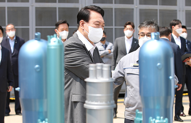 윤석열 대통령이 지난해 6월 22일 경남 창원 두산에너빌리티 원자력 공장을 방문해 건설이 중단된 신한울 3·4호기 모형을 살펴보고 있다. /뉴시스
