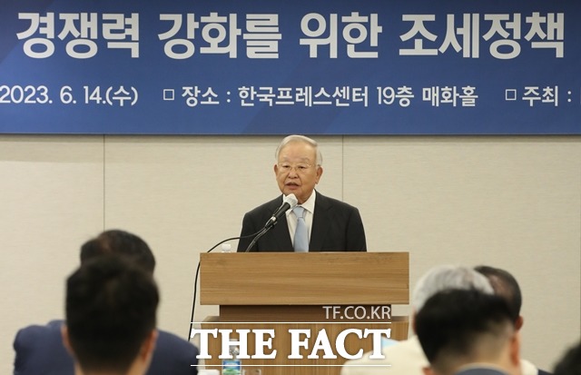 손경식 한국경영자총협회 회장이 14일 서울 중구 프레스센터에서 열린 글로벌 경쟁력 강화를 위한 조세 정책 방향 토론회에서 개회사를 하고 있다. /뉴시스