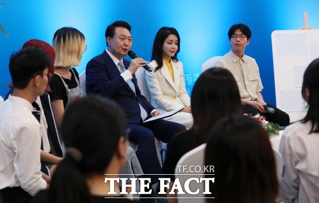 윤석열 대통령이 22일(현지시간) 하노이 국가대학에서 열린 베트남 한국어 학습자와의 대화에 참석해 한국어 학습 지원 강화를 약속했다. 이날 행사에서 격려사하고 있는 윤 대통령. /뉴시스