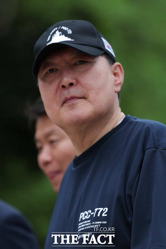 윤석열 대통령이 천안함 모자와 티셔츠를 착용하고 20일(현지시간) 파리 몽소 공원을 산책하고 있다. /파리=뉴시스