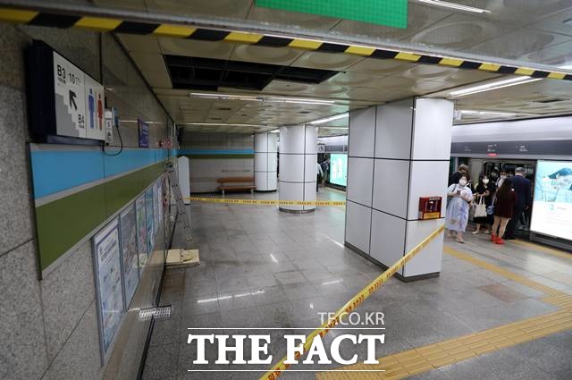 서울교통공사가 여름철 집중호우에 대비해 역사 침수를 막기 위한 대책을 가동한다. 2022년 8월 9일 오전 7호선 이수역 승강장 일대에 출입금지 표시가 되어 있다. /뉴시스