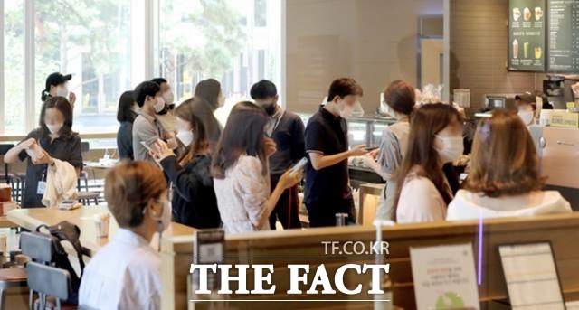 지난 29일 오전 9시쯤 서울 강남구에 있는 한 프랜차이즈 커피전문점 매장에 있는 손님 21명은 모두 종이 빨대를 사용하고 있었다. 사진은 기사 내용과 관련 없음 /뉴시스