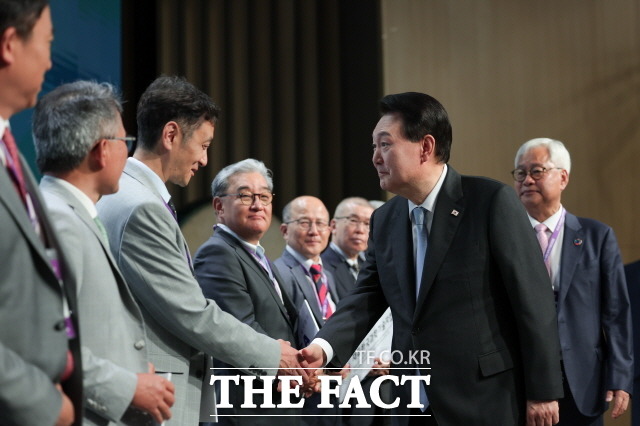 행사에 참석한 이태식 한국과학기술단체총연합회장은 후쿠시마 오염처리수 방류 문제를 언급하며 객관적 진단과 과학적 소통이 어느 때보다 필요한 시점이라고 말했다. 서울 강남구 역삼동 한국과학기술회관에서 열린 제1회 세계 한인 과학기술인 대회 개회식에서 참석자들과 인사하고 있는 윤 대통령. /대통령실 제공