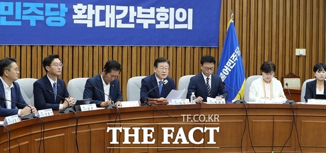 이재명 더불어민주당 대표는 5일 국회에서 열린 확대간부회의에서 IAEA 결과만 들이밀며 오염수를 바다에 버리겠단 일본의 결정을 도저히 수용할 수 없다고 밝혔다. /뉴시스