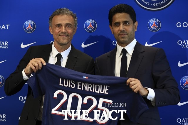 루이스 엔리케 감독(왼쪽)이 5일 PSG 나세르 알 켈라이피 회장과 2025년까지 사령탑을 맡은 계약 조건의 입단식에서 유니폼을 들어보이고 있다./파리=AP.뉴시스
