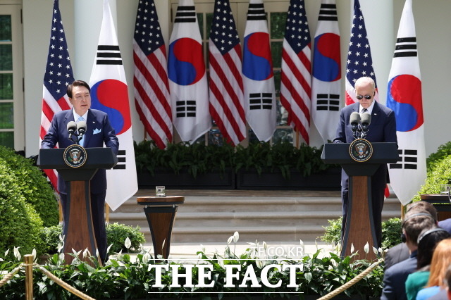 상설협의체 한미 핵협의그룹 1차 회의가 오는 18일 서울에서 열린다. 지난 4월 26일(현지시간) 워싱턴DC 백악관 로즈가든에서 공동기자회견하고 있는 윤석열 대통령과 조 바이든 미국 대통령./뉴시스