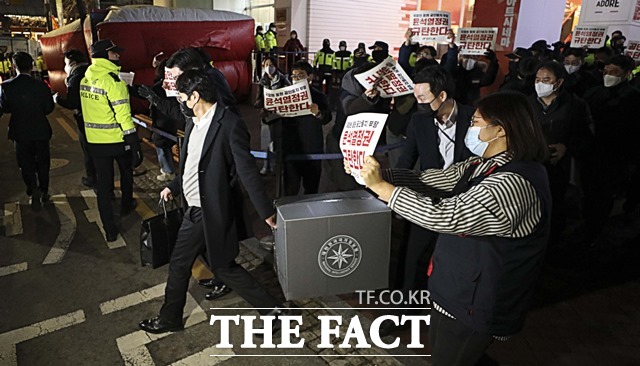 간첩단 의혹과 관련해 압수수색을 마친 국가정보원 관계자들이 지난 1월18일 오후 서울 정동 민주노총에서 압수물품을 들고 나오고 있다. /뉴시스