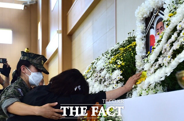 20일 오후 경북 포항시 해병대 1사단 내 김대식 관에 마련된 고 채수근 상병 빈소에서 채 일병의 어머니가 영정 사진을 보고 오열하고 있다./뉴시스