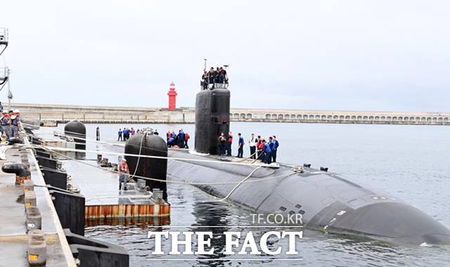 미국 LA급 핵추진잠수함(SSN) 아나폴리스함이 24일 제주해군기지에 군수적재를 위해 입항하고 있다. (사진=해군 제공) 2023.07.21./뉴시스
