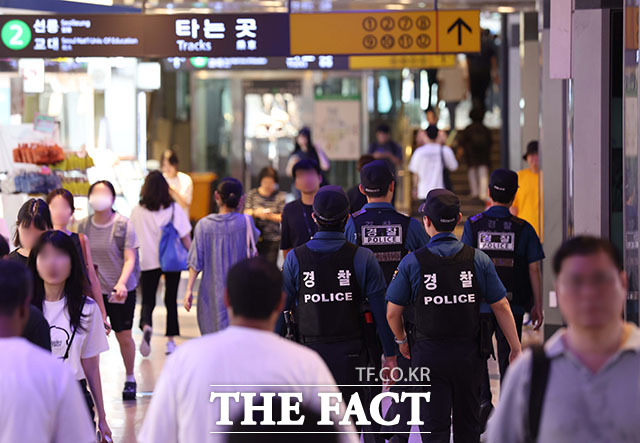 서울 신림역, 경기 성남 서현역 등 묻지마 흉기 난동이 잇따르는 가운데 4일 오후 온라인 커뮤니티에 살인을 예고하는 게시물이 올라온 서울 강남역 5번출구 인근에서 경찰들이 현장을 살피며 근무를 서고 있다. /뉴시스