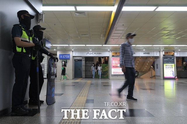 4일 오전 서현역 흉기 난동 사건이 벌어진 경기 성남시 분당구 서현역 AK플라자 인근에 경찰력이 배치돼 있다. /뉴시스