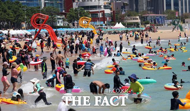최근 5년 간 여름철 물놀이 사망자가 136명에 달하는 것으로 나타났다. 6일 해운대해수욕장을 찾은 피서객들이 물놀이를 즐기고 있다. /뉴시스