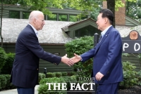  '노타이' 尹 대통령, 바이든과 산책 후 22분간 한미 회담