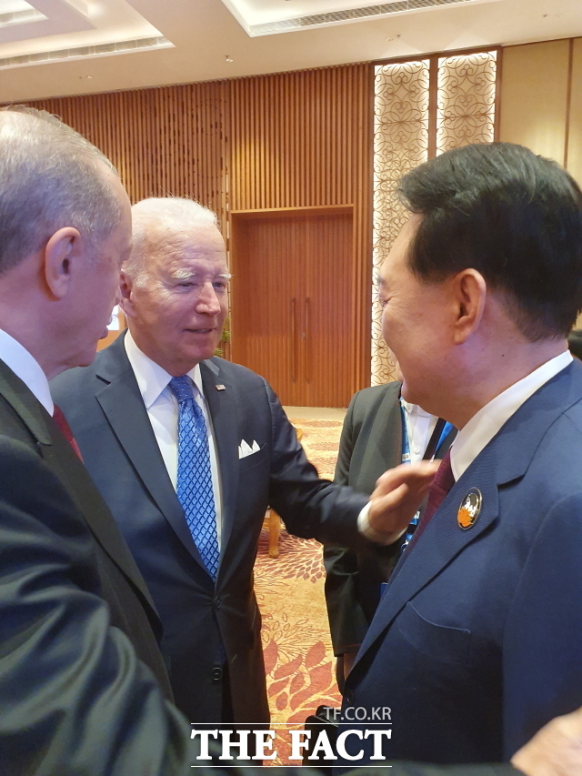 윤석열 대통령과 조 바이든 미국 대통령이 9일(현지시간) 뉴델리 바라트 만다팜 국제컨벤션센터에서 열린 G20 정상회의 하나의 지구 세션 참석에 앞서 환담했다. /대통령실 제공