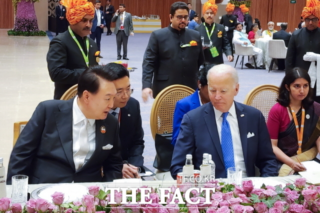 윤석열 대통령이 9일(현지시간) 뉴델리 바라트 만다팜 국제컨벤션센터에서 열린 G20 정상회의 갈라 만찬에서 조 바이든 미국 대통령과 나란히 앉아 현안에 대해 논의하고 있다. /대통령실 제공