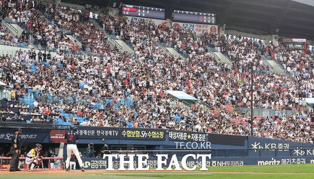 9일 한국 프로야구 관중 수가 약 13만 명을 기록해 7년 만에 신기록이 수립됐다. 1일 서울 잠실야구장에서 열린 2023 프로야구 LG 트윈스와 롯데 자이언츠의 경기, 3회 초 롯데 관중들이 열띤 응원을 펼치고 있다. /뉴시스
