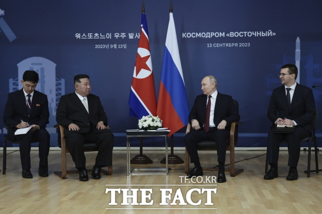 김정은(왼쪽 두 번째) 북한 국무위원장이 13일(현지시각) 러시아 아무르주 보스토치니 우주기지에서 블라디미르 푸틴 러시아 대통령과 회담하고 있다. 통신은 김정은 북한 국무위원장의 방북 요청에 푸틴 대통령이 수락했다고 전했다. /AP=뉴시스