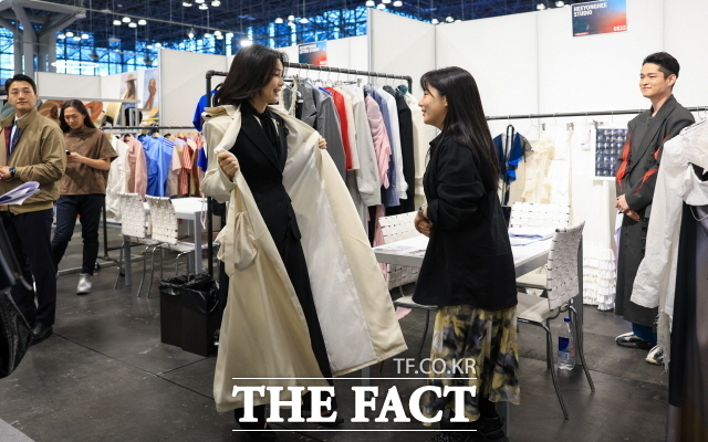 김 여사는 21일(현지시간) 뉴욕 재빗츠 센터에서 열린 국제 패션박람회 코테리 뉴욕을 방문해 한국 브랜드 부스를 찾아 의상을 착용해보기도 했다. /뉴시스