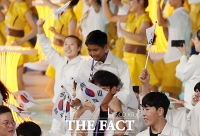  대표팀 최연소의 신나는 개막식 입장 [포토]