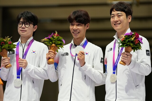 25일 중국 항저우 푸양 인후 스포츠센터에서 열린 2022 항저우 아시안게임 사격 남자 10m 공기소총 단체전에서 은메달을 획득한 (왼쪽부터)박하준, 남태윤, 김상도가 기뻐하고 있다. /항저우=뉴시스