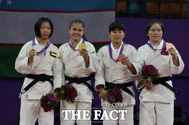 정예린(오른쪽에서 두 번째)이 24일 중국 항저우 샤오산 린푸 체육관에서 열린 항저우 아시안게임 유도 여자 52kg급에서 동메달을 따내고 메달을 획득한 선수들과 포즈를 취하고 있다. /AP.뉴시스