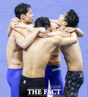 [항저우 IN] 6명 합작으로 이룬 男 수영 단체전 '신기록 금메달'