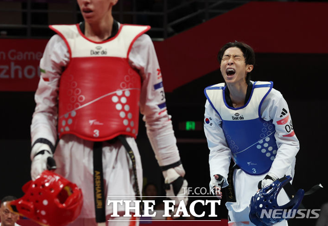 25일 중국 항저우 린안 스포츠문화전시센터에서 열린 2022 항저우 아시안게임 태권도 남자 58kg급 결승 한국 대 이란 경기, 한국 장준(오른쪽)은 비디오 판독 끝에 금메달을 따냈다. /항저우=뉴시스