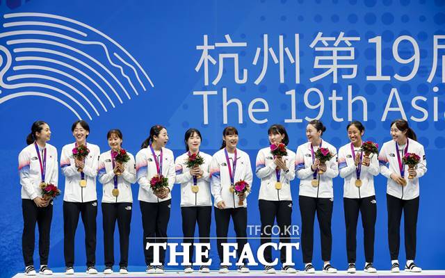한국 여자 배드민턴이 아시안게임 단체전에서 29년 만에 중국을 꺾고 금메달을 거머쥐었다. 지난 1일 중국 항저우 빈장체육관에서 열린 2022 항저우 아시안게임 배드민턴 여자 단체전 결승에서 금메달을 차지한 선수들이 메달을 목에 걸고 있다. /뉴시스
