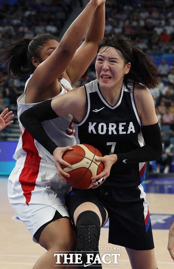 한국 여자농구팀이 17년 만에 아시안게임 결승 진출에 실패했다. 사진은 3일 2022 항저우 아시안게임 여자 농구 4강 한국 대 일본 경기에서 박지수(오른쪽)가 돌파를 시도하는 모습. /뉴시스