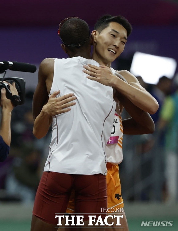4일 중국 항저우 올림픽 스포츠센터 스타디움에서 열린 2022 항저우 아시안게임 남자 높이뛰기 결선에서 은메달을 차지한 우상혁(오른쪽)이 무타즈 에사 바심(왼쪽)과 인사를 나누고 있다. /항저우=뉴시스