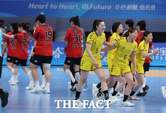한국 여자 핸드볼이 아시안게임 결승전에서 일본에 완패하며 3연패 달성에 실패했다. 5일 중국 항저우 공상대 체육관에서 열린 2022 항저우 아시안게임 여자 핸드볼 여자부 결승에서 일본에 패한 한국 선수들이 아쉬워하고 있다. /뉴시스