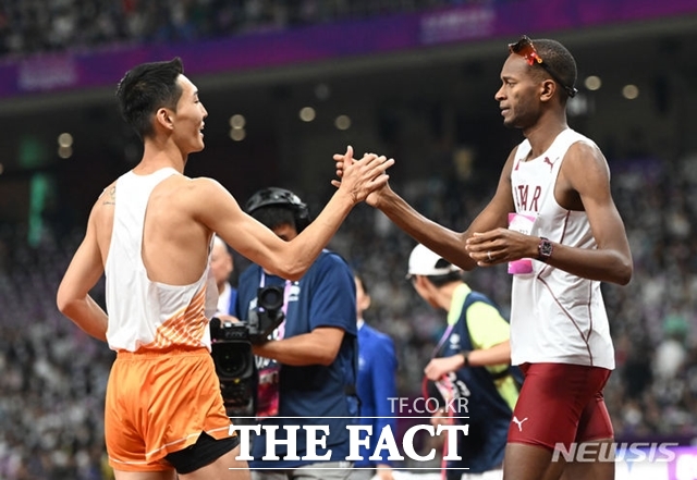 4일 중국 항저우 올림픽 스포츠센터 스타디움에서 열린 2022 항저우 아시안게임 남자 높이뛰기 결선에서 은메달을 차지한 우상혁(왼쪽)이 카타르 바심(오른쪽)과 인사를 나누고 있다. /항저우=뉴시스