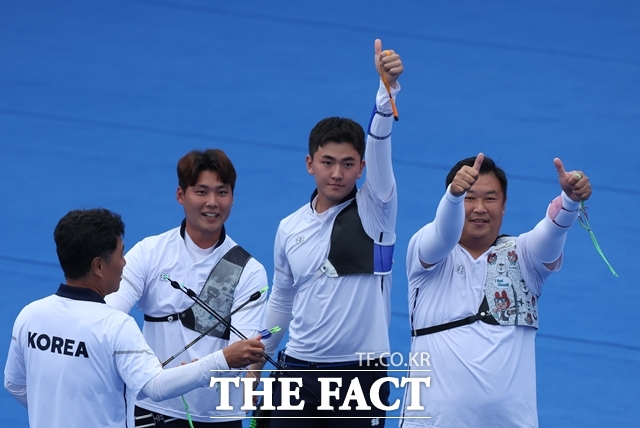 6일 중국 항저우 푸양 인후 스포츠센터에서 열린 2022 항저우 아시안게임 남자 양궁 리커브 단체 결승전에서 한국의 오진혁 이우석 김제덕(오른쪽부터)이 금메달 획득 후 기뻐하고 있다. /항저우=뉴시스