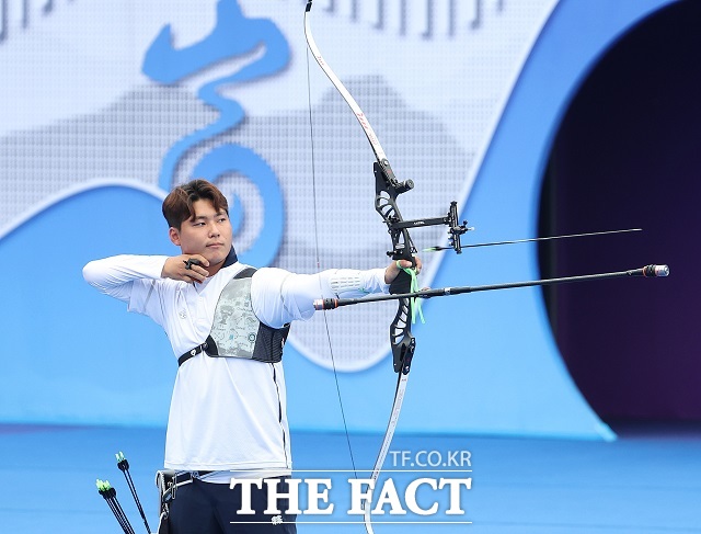 한국 남자 양궁이 6일 리커브 단체 8강에서 일본을 5-1로 꺾고 준결승에 올랐다. 사진은 이석우. /뉴시스