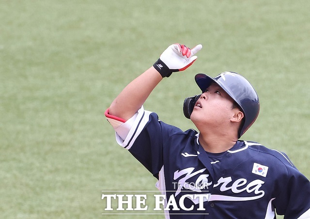 한국 야구 대표팀 강백호 선수가 6일 항저우 아시안게임 야구 슈퍼라운드 2차전에서 솔로홈런을 날린 뒤 그라운드를 돌며 기뻐하고 있다. /뉴시스