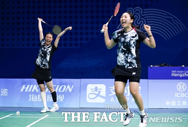 배드민턴 여자 복식 김소영(왼쪽)-공희영(오른쪽) 조는 6일 준결승전에서 중국에 안타까운 패배를 했지만 맞았다. 사진은 지난달 30일 태국과의 배드민턴 여자 단체 준결승 모습. /항저우=뉴시스