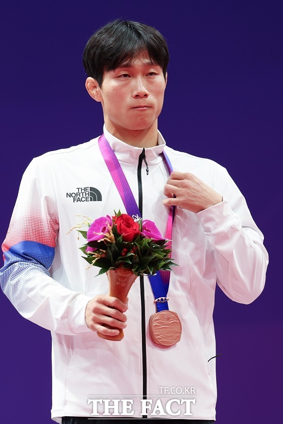 정한재가 4일 중국 저장성 항저우 린안 스포츠문화전시센터에 열린 항저우 아시안게임 남자 크레코로만형 60㎏급 동메달 결정전에서 승리한 후 메달을 목에 걸고 있다. /항저유=신화.뉴시스