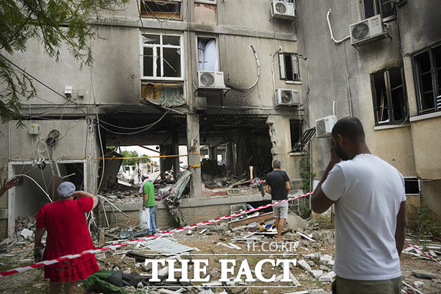 이스라엘을 공격한 팔레스타인 무장정파 하마스의 공습 배후로 지목된 이란 정부가 관여하지 않았다는 공식 입장을 발표했다. 사진은 공습을 받은 후 무너진 건물의 모습. /AP=뉴시스