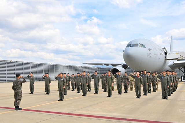 14일 국방부와 외교부는 공동 보도자료를 내고 이스라엘 내 우리 국민 163명이 군 수송기(KC-330)를 타고 이날 밤 한국에 도착한다고 밝혔다. 사진은 신속대응팀이 공군 제5공중기동비행단(김해 소재)에서 긴급 해외공수 임무를 앞두고 출정 신고를 실시하는 모습. /국방부