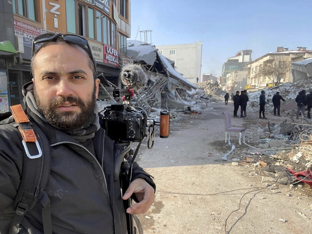 외신에 따르면 13일 레바논 남부에서 취재 도중 로이터 통신 영상기자 이삼 압달라가 포격을 당해 사망했다. 사진은 압달라 기자가 지난 2월11일 튀르키예 마라스에서 지진 현장을 취재하는 모습 /AP.뉴시스