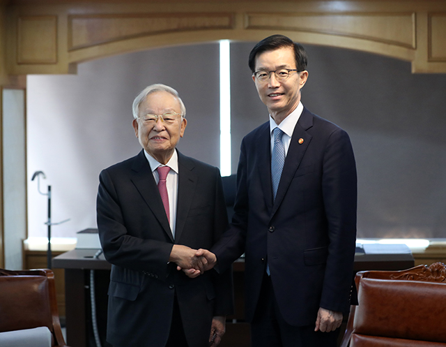 손경식 한국경영자총협회 회장(왼쪽)과 방문규 산업통상자원부 장관이 18일 오전 서울 마포구 경총회관에서 열린 경제 현안 논의 간담회 전 기념촬영을 하고 있다./뉴시스