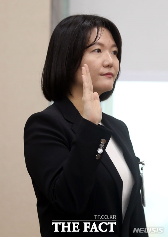 최수연 네이버 대표가 26일 서울 여의도 국회에서 열린 정무위원회 국정감사에서 증인 선서를 하고 있다. /뉴시스
