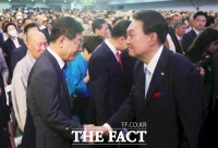  尹 대통령·李 대표, 두 달여 만에 만난다…'본격 회동'은 불투명 