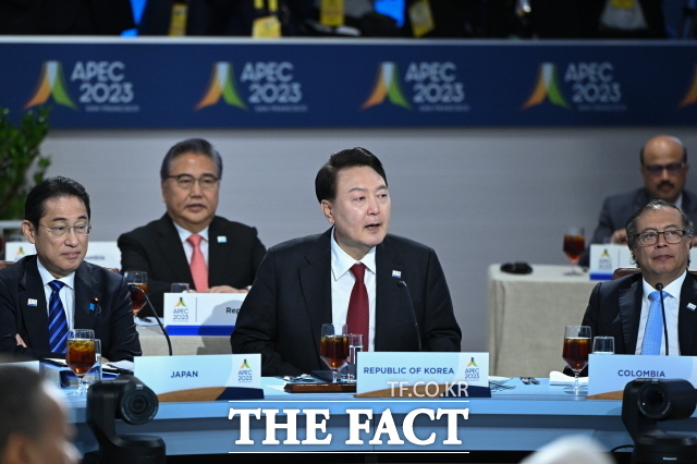 윤석열 대통령은 16일(현지시간) 미국 샌프란시스코 모스코니센터에서 열린 아시아태평양경제협력체(APEC) APEC 첫 세션에 참석해 무탄소 에너지 확산과 친환경 이동수단으로의 전환을 기후 위기 극복 방안으로 밝혔다. /뉴시스