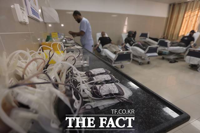 팔레스타인인들이 지난 16일 가자지구 남부 칸 유니스 나세르 병원에서 헌혈을 하고 있다./AP 뉴시스