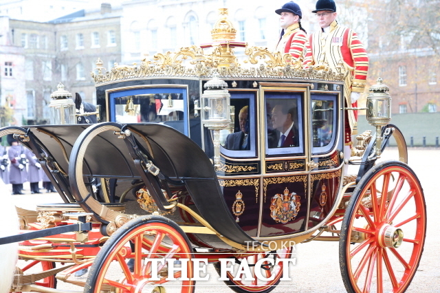 영국을 국빈 방문 중인 윤석열 대통령이 21일(현지시간) 찰스 3세 국왕과 함께 마차를 타고 런던 버킹엄궁으로 향하고 있다. /뉴시스
