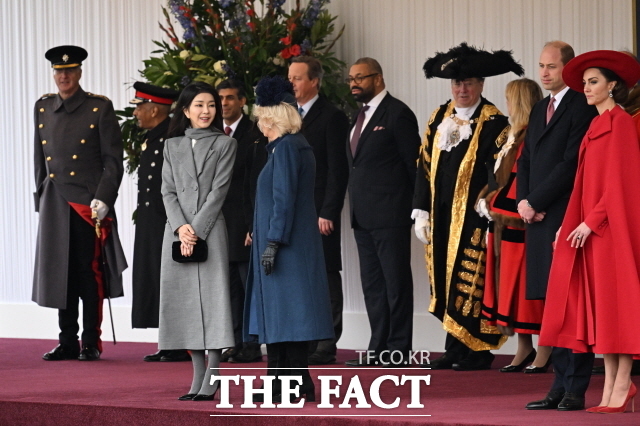 김건희 여사가 21일(현지시간) 런던 호스가즈 광장에서 열린 공식환영식에서 카밀라 왕비와 대화하고 있다. /뉴시스